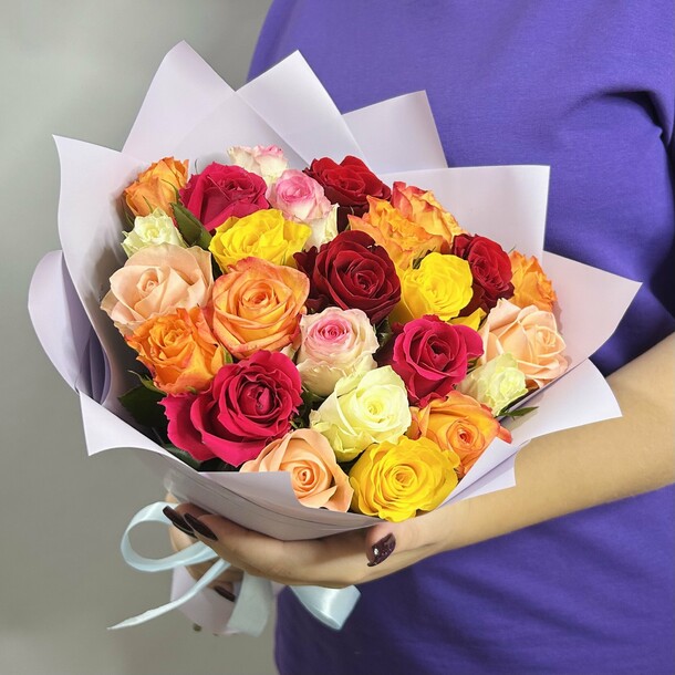 Букет живых цветов из разноцветных роз 25 шт (40см)