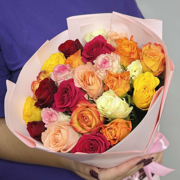 Букет живых цветов из разноцветных роз 25шт
