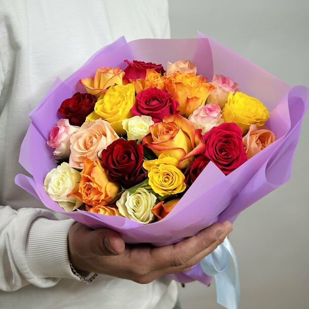 Букет живых цветов из разноцветных роз 25 шт