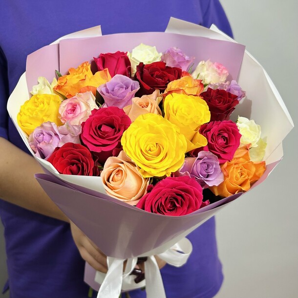 Букет живых цветов из разноцветных роз 25 шт (40см)