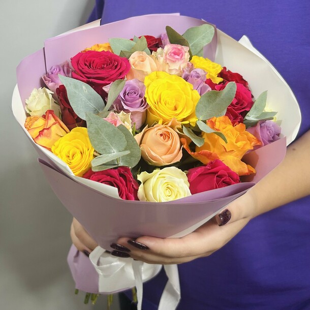 Букет живых цветов из разноцветных роз с эвкалиптом 25 шт (40см)