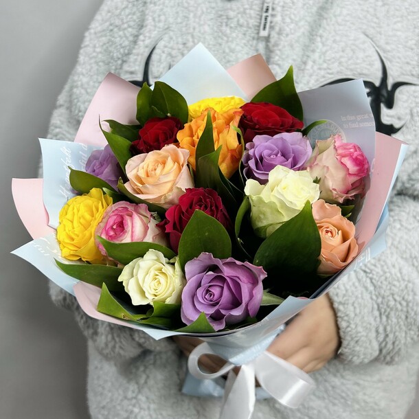 Букет живых цветов из разноцветных роз 15 шт с рускусом